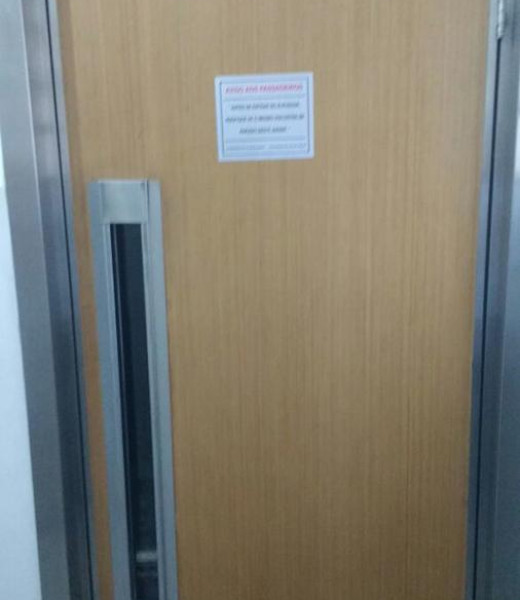 Detalhes do produto PORTA DE PAVIMENTO EM FORMICA E BATENTES E PUXADORES EM AÇO